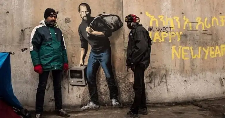 Tres personas frente a muro con grafitis amarillos en ciudad