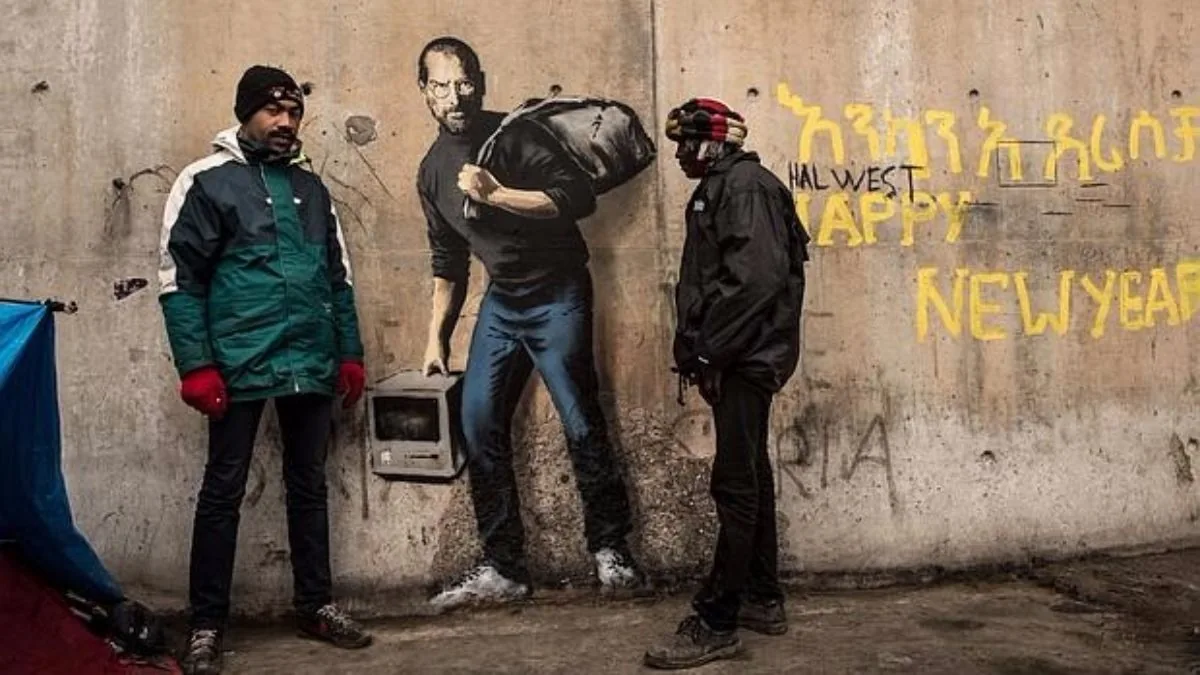 Tres personas frente a muro con grafitis amarillos en ciudad