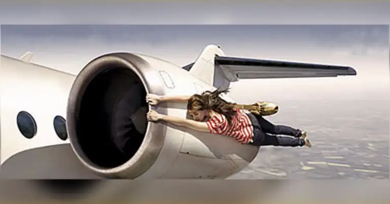 Montaje de una mujer colgada del motor de un avión en vuelo