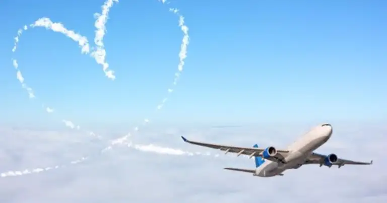 Avión dejando rastro en forma de corazón en el cielo