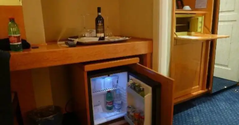 Interior de habitación de hotel con minibar