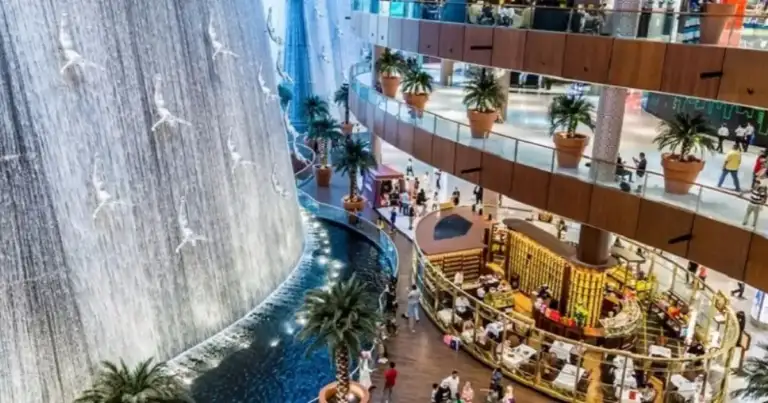 Interior de centro comercial visto desde arriba