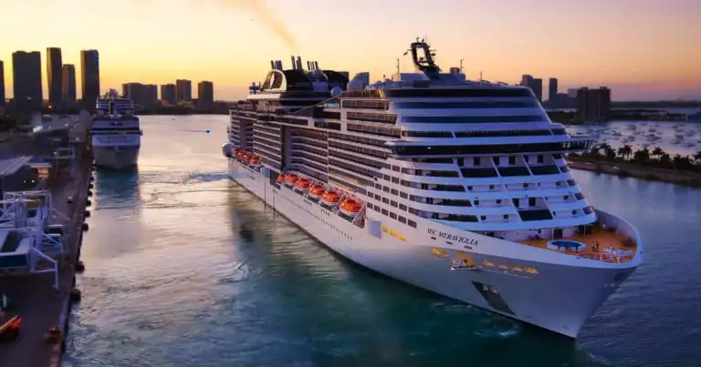 Cruceros modernos en puerto durante el atardecer con skyline urbano
