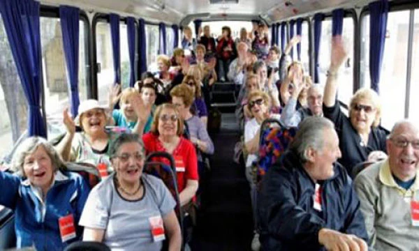 Autobús de turismo lleno de pasajeros de edad avanzada en viaje de grupo