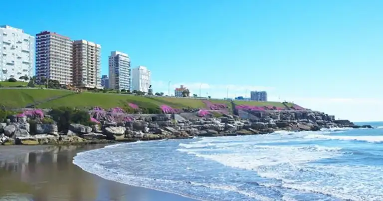 costanera de mar del plata llena de flores