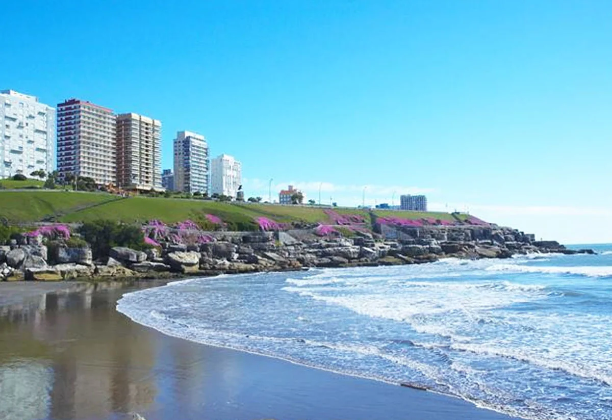 costanera de mar del plata llena de flores