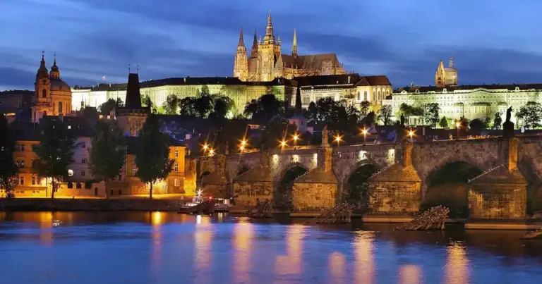 Vista de la ciudad de Praga con el castillo que sobresale
