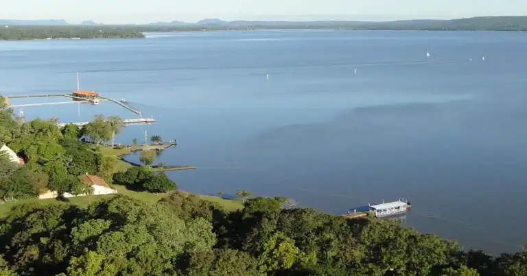 Vista aérea de lago azul rodeado de bosques verdes