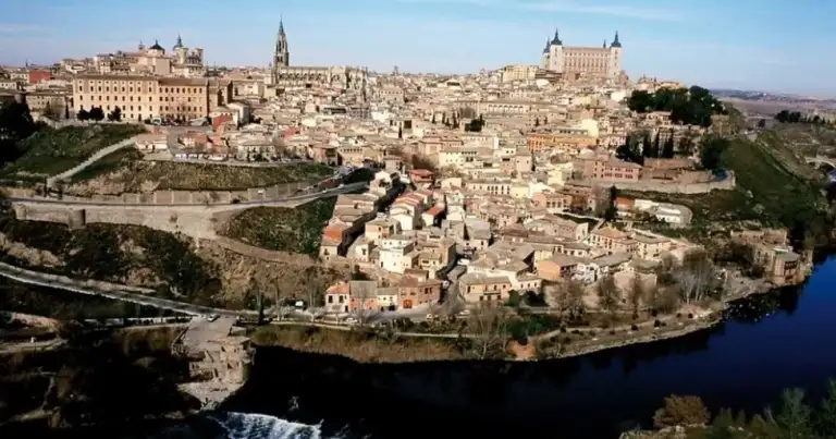 Ciudad medieval sobre colina rodeada por río