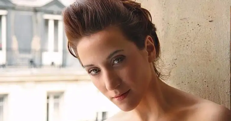 Retrato de una mujer con cabello recogido y maquillaje