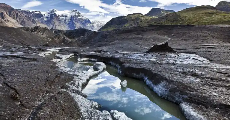 Svínafellsjökull es una lengua glaciar que se encuentra en el sur de Islandia, dentro del Parque Nacional Vatnajökull.