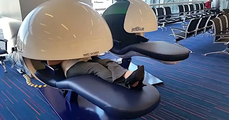 Cápsula y sillones de descanso en aeropuerto