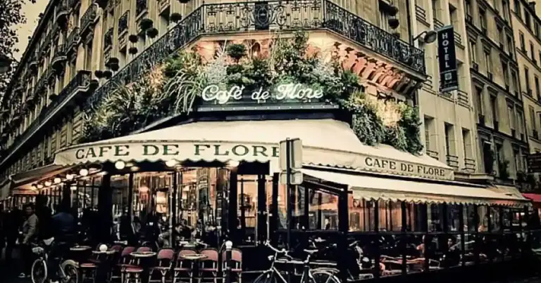cafe de flore en paris. toldos que cubren toda la esquina y una bicicleta abajo