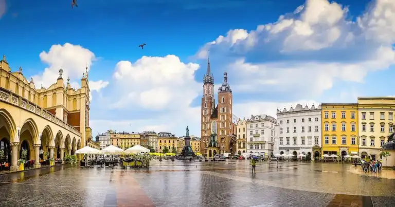 Plaza con edificios históricos y personas