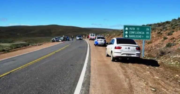 Autos en ruta montañosa con señales de tránsito