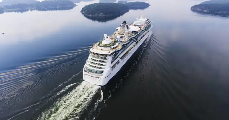 Crucero de lujo navegando entre islas con aguas turquesas