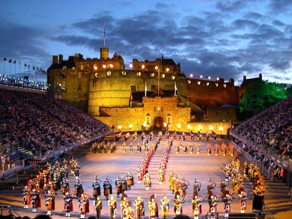 Castillo de Edimburgo iluminado de noche durante el Tattoo Festival con espectáculo en el patio