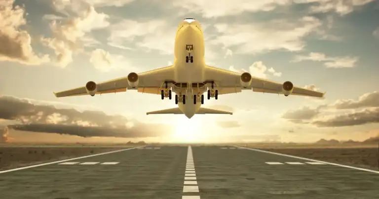 Avión despegando desde pista de aterrizaje