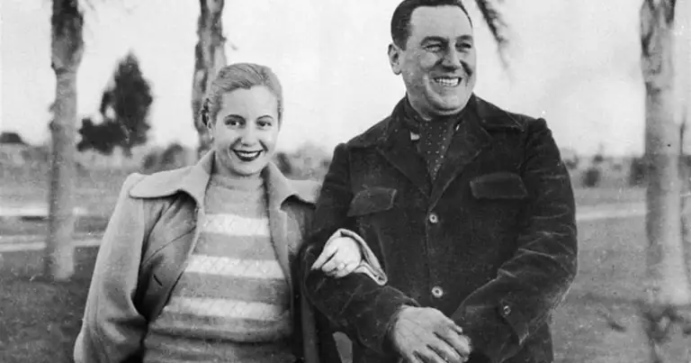 Foto en blanco y negro de una pareja sonriendo en los años 40