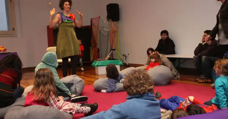 Grupo de niños atentos en sesión de cuentacuentos