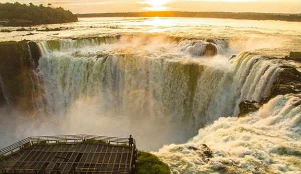 Cataratas del Iguazú con caída masiva de agua y plataforma de observación