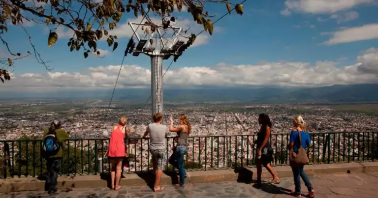 Personas observan vista de ciudad desde mirador