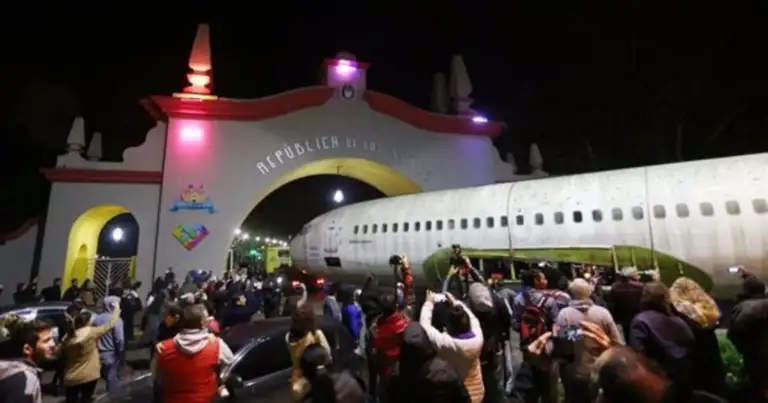 Avión presidencial antiguo junto a edificio temático