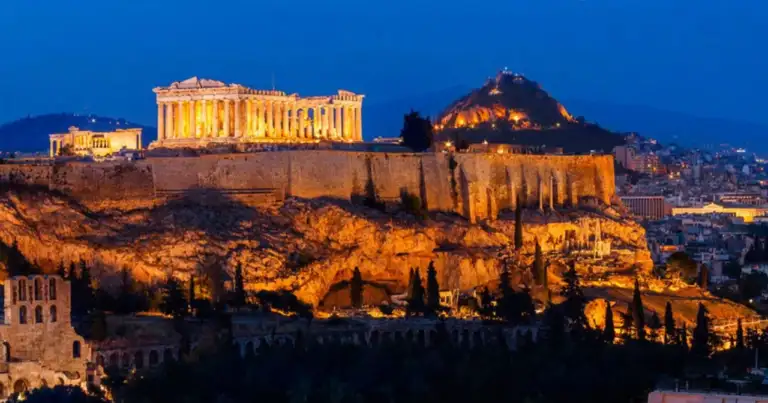 Acrópolis iluminada al atardecer