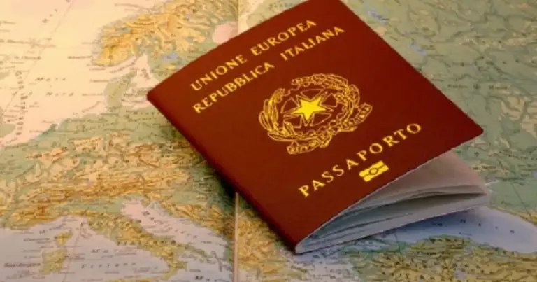 Pasaporte italiano sobre un mapa antiguo de Europa