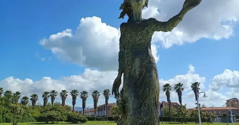 monumento a la madre del inmigrante en gijon. La mujer extiende su brazo hacia el mar