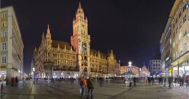 La marienplatz de Munich de noche iluminada