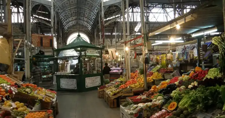 Puesto de verduras y frutas en mercado con bóveda