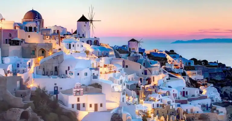 Pueblo blanco en acantilado al atardecer