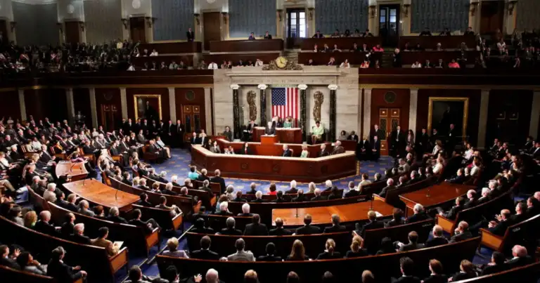 Interior del Senado de Estados Unidos con legisladores en sesión plenaria