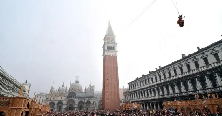Plaza de San Marcos en Venecia con la basílica y el campanile llena de visitantes