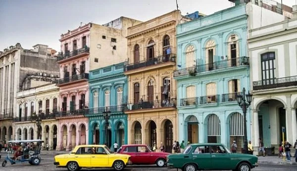 Plaza de La Habana con edificios coloniales de colores variados