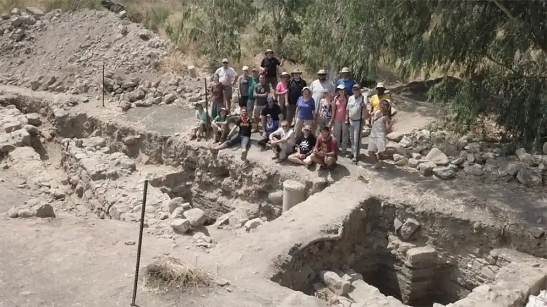 Arqueólogos alrededor de una excavación en un sitio histórico