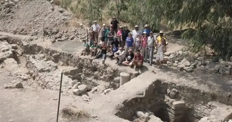 Arqueólogos alrededor de una excavación en un sitio histórico