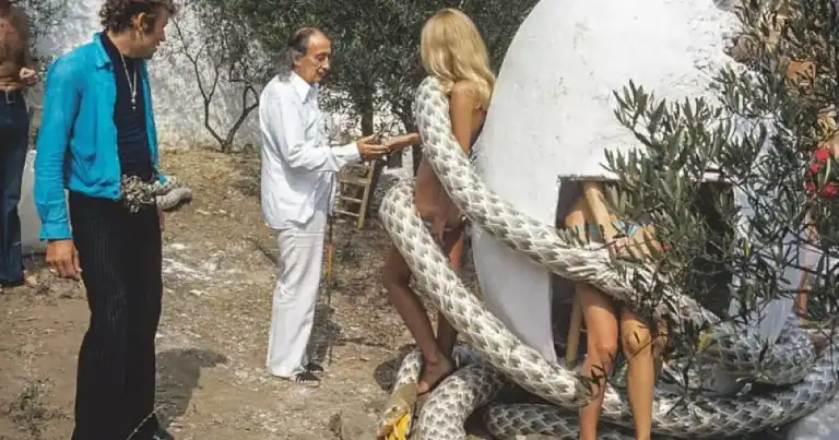 Sesión fotográfica con modelo, hombre en chaqueta azul y serpiente