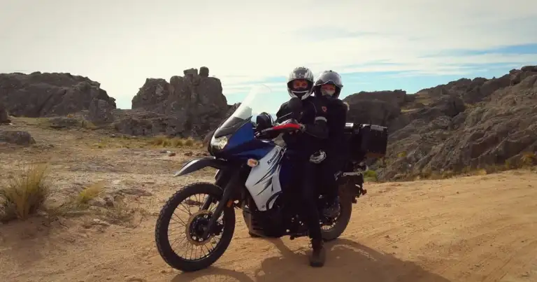 Tute y Jose en la moto en un camino de tierra