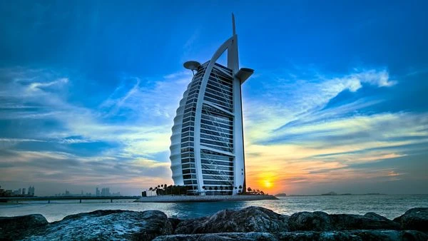 Hotel Burj Al Arab con forma de vela en Dubai al atardecer
