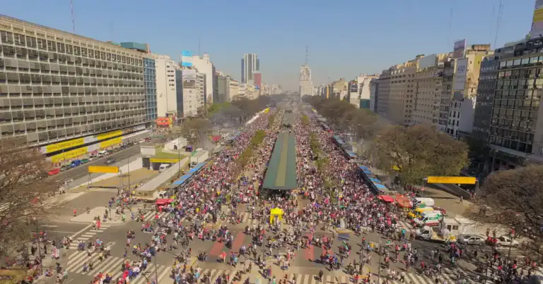 Avenida llena de personas en un evento masivo en Buenos Aires