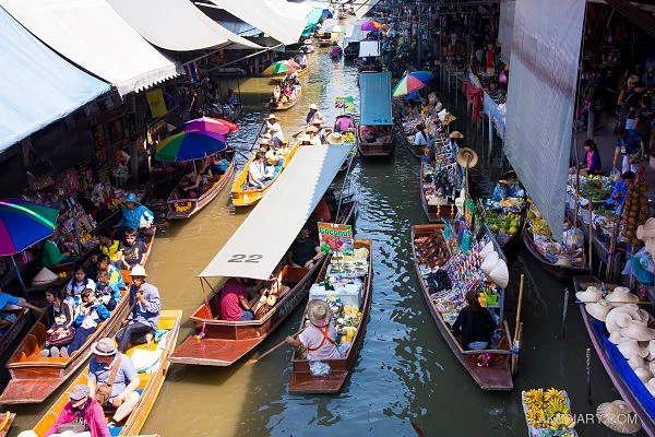 Mercado flotante con botes de colores vendiendo productos en agua