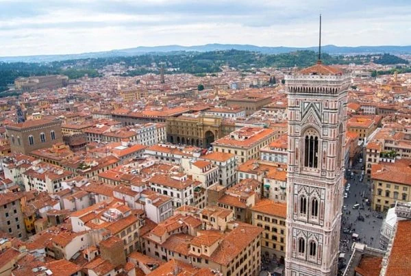 Panorama aéreo de ciudad con campanario renacentista y tejados naranjas