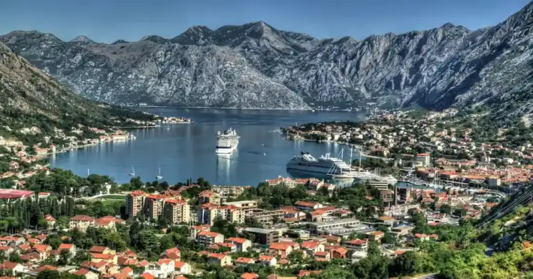 Imagen aérea de la ciudad de Kotor, con un crucero en la bahía