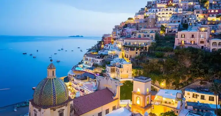 casas de colores colgadas de la ladera. positano peninsula amalfitana