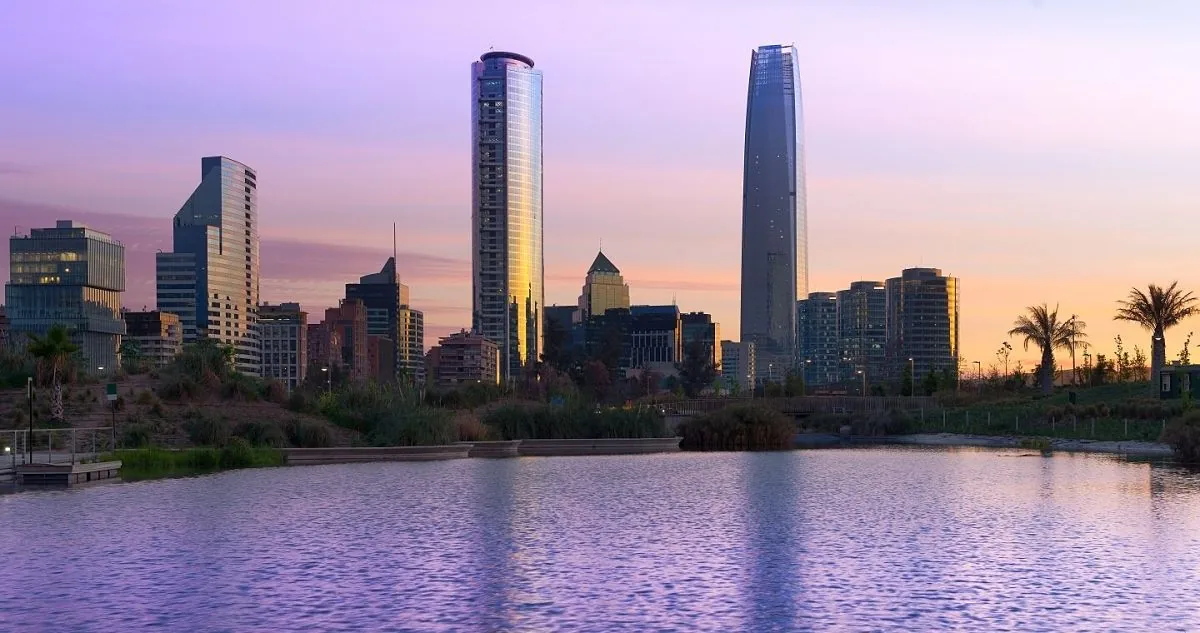 Skyline de una ciudad latinoamericana al atardecer reflejada en el agua
