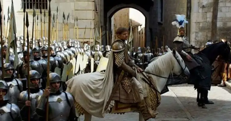 Escena medieval con soldados armados y jinete en ciudad de piedra