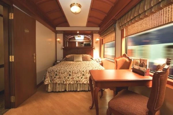 Camarote de tren con cama, escritorio y puertas corredizas