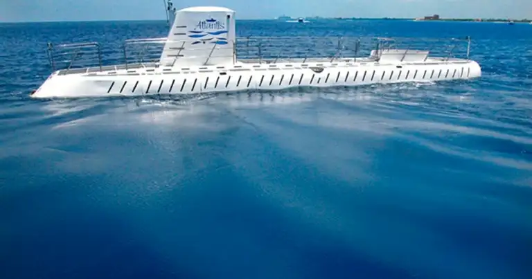 Submarino turístico blanco navegando en aguas azules